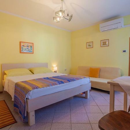 Rooms Ester Cres Bagian luar foto