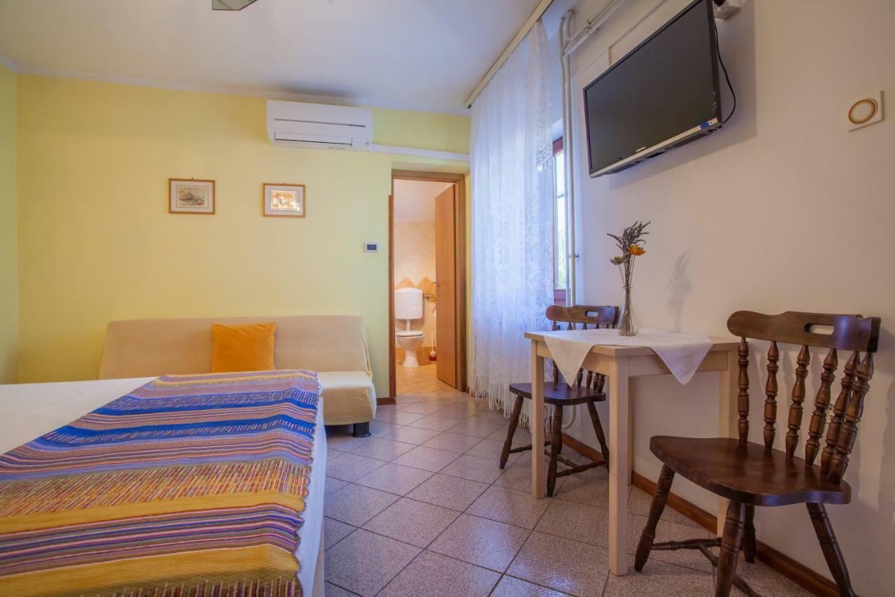 Rooms Ester Cres Bagian luar foto