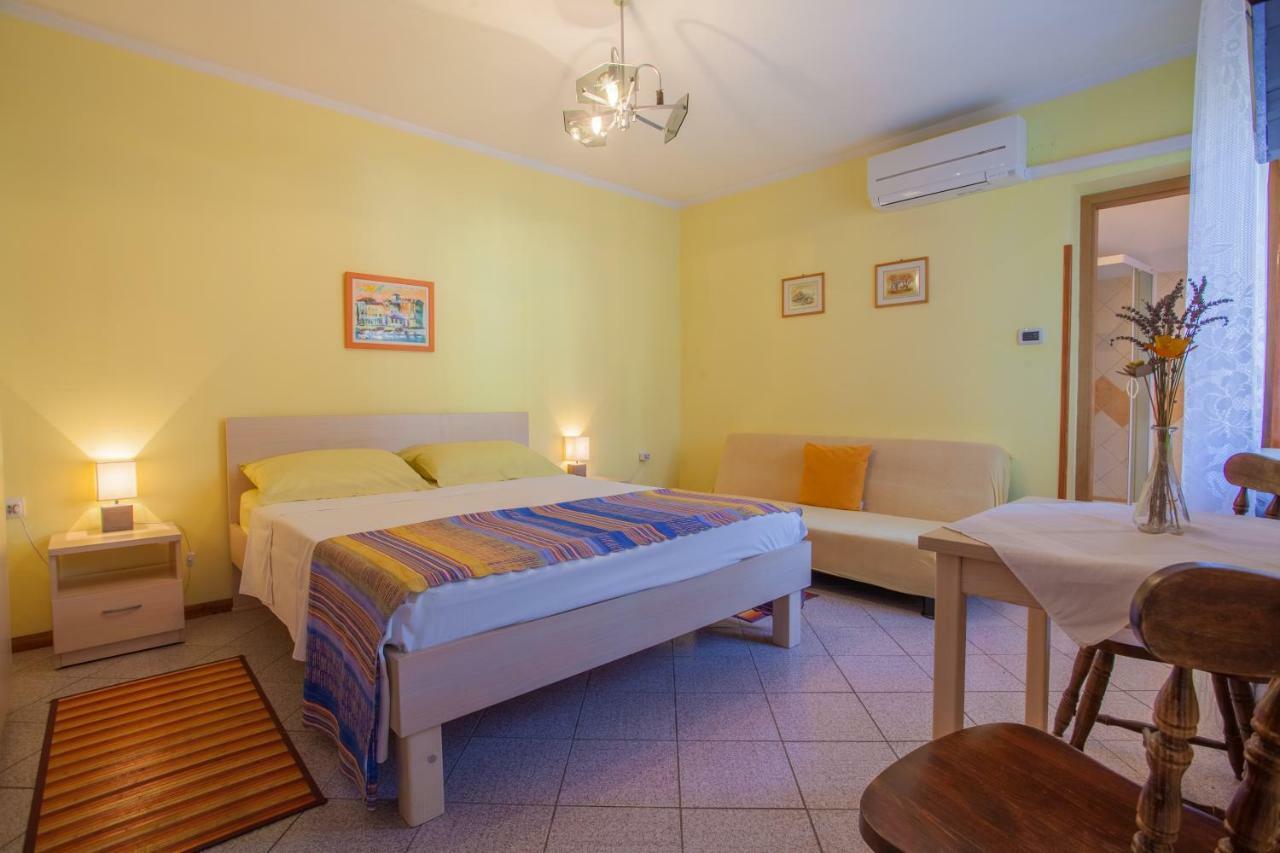 Rooms Ester Cres Bagian luar foto