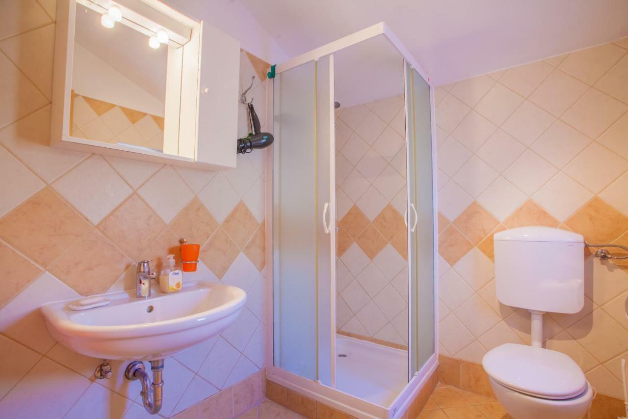 Rooms Ester Cres Bagian luar foto