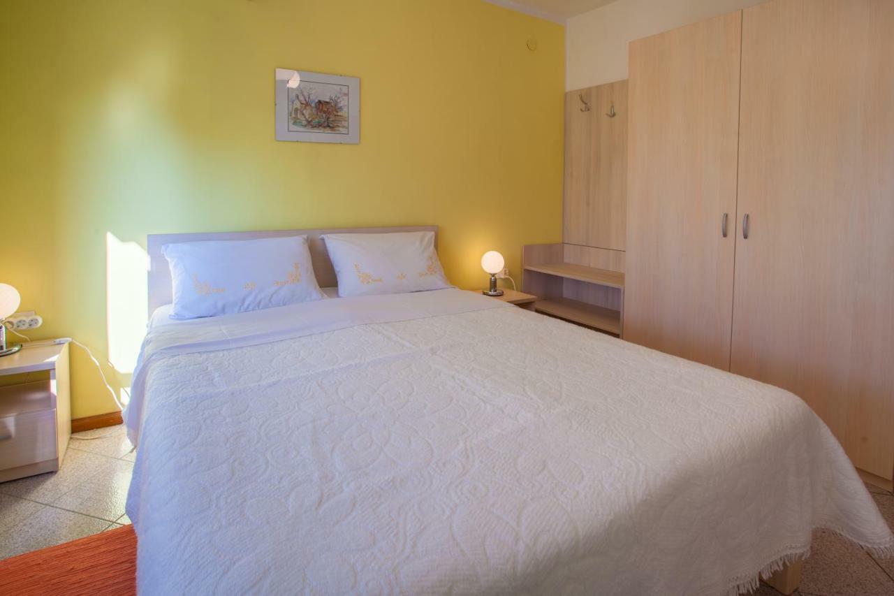Rooms Ester Cres Bagian luar foto