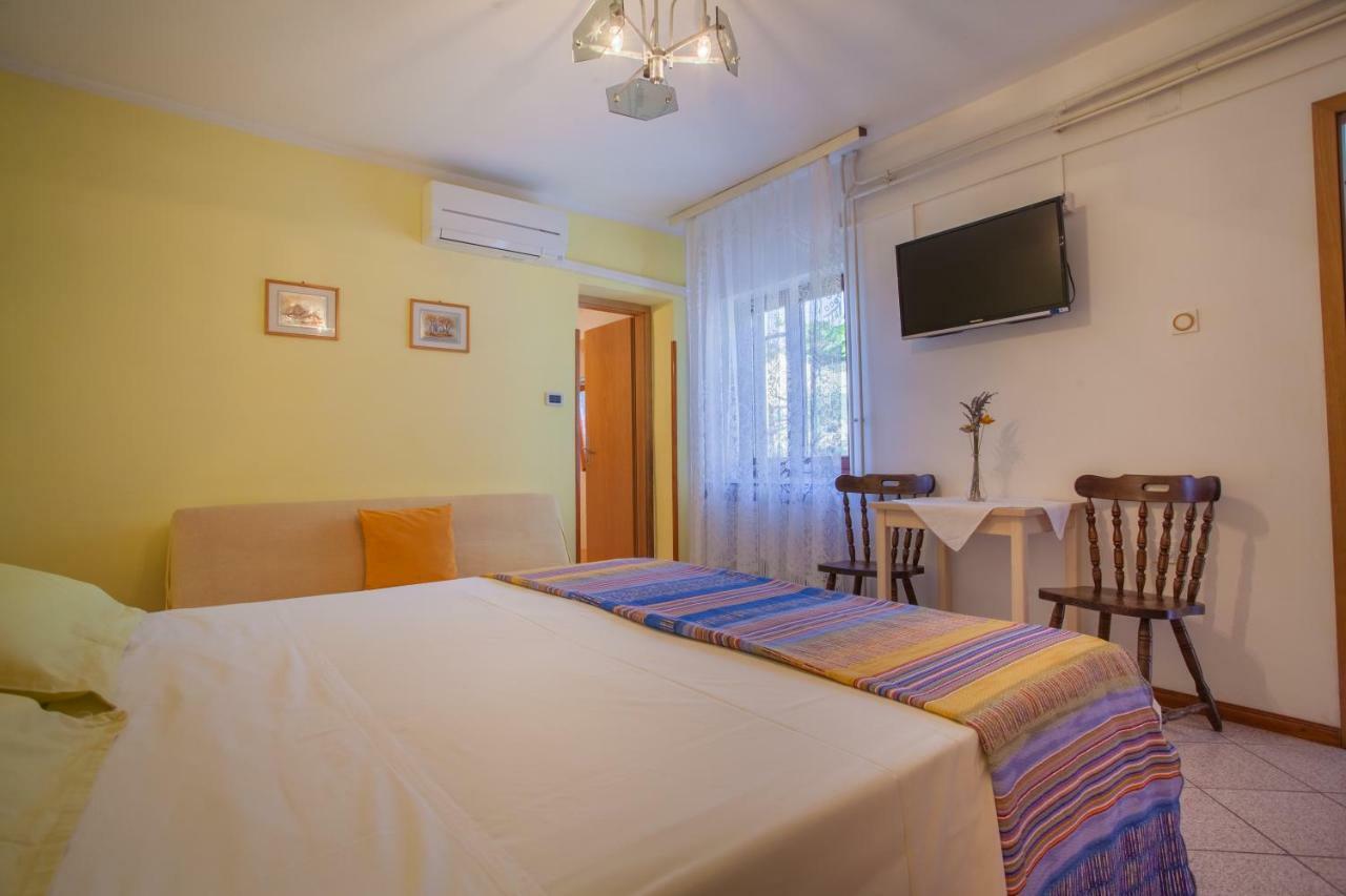 Rooms Ester Cres Bagian luar foto