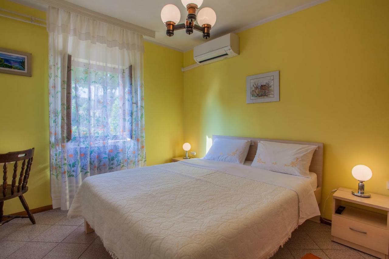 Rooms Ester Cres Bagian luar foto